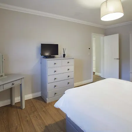 Host & - Lowcross Semesterbostad *